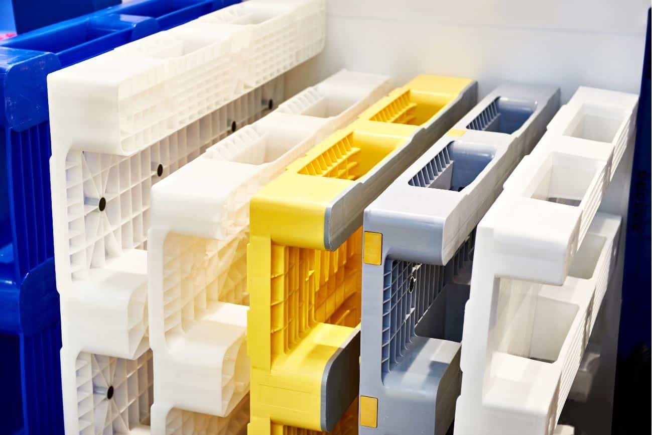 Types of pallets: plastic vs. wood